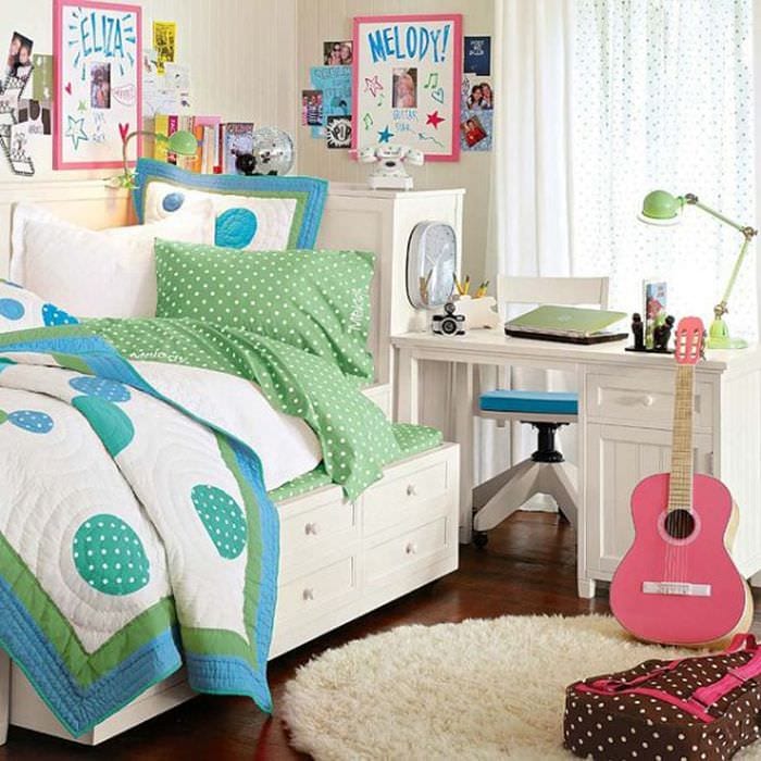 идея яркого интерьера спальной комнаты для девочки в современном стиле