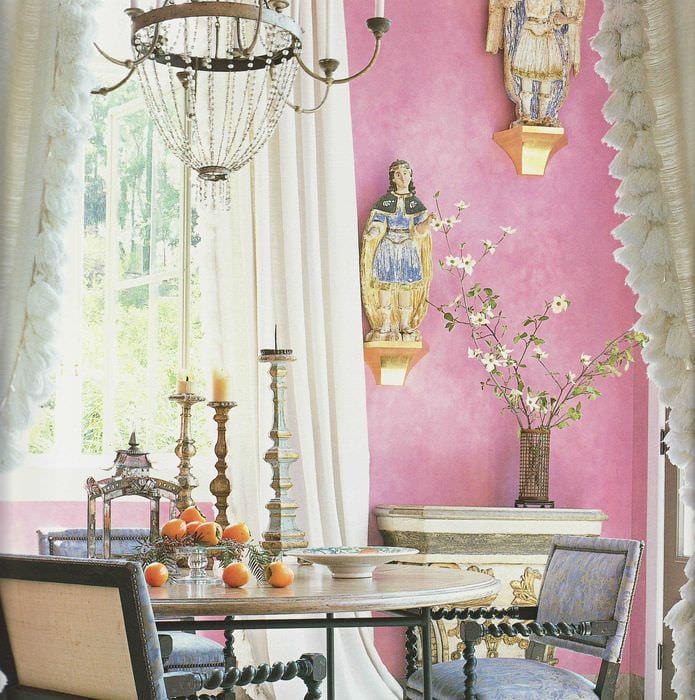 пример применения розового цвета в ярком интерьере квартире