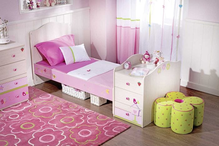 пример использования розового цвета в необычном интерьере квартире