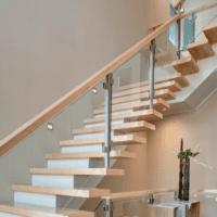 дизайн лестницы в доме из дерева