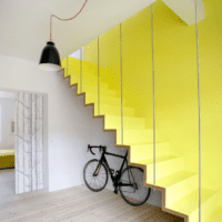 дизайн лестницы в доме яркий