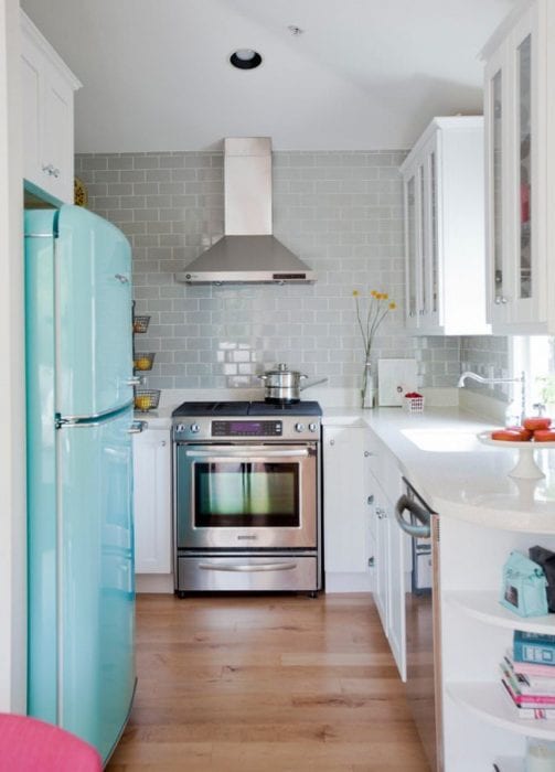 голубой холодильник на кухне