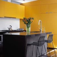 пример использования яркого желтого цвета в дизайне комнаты картинка