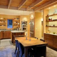 вариант светлого стиля кухни в деревянном доме картинка