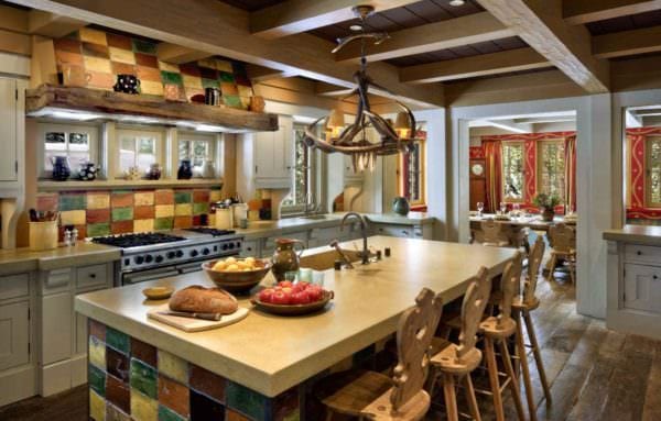 пример необычного интерьера кухни в деревянном доме фото