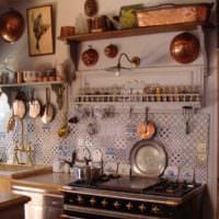 пример красивого интерьера кухни в деревенском стиле картинка