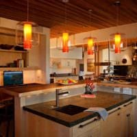 пример яркого стиля кухни в деревянном доме фото