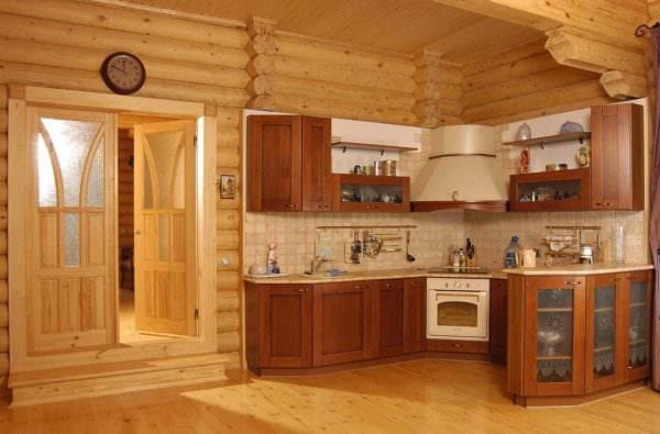 идея светлого декора кухни в деревянном доме картинка