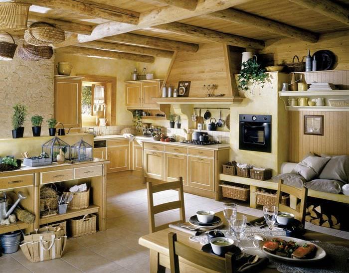 вариант яркого дизайна кухни в деревянном доме