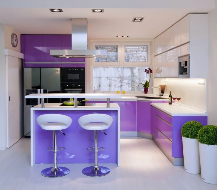 интерьер фиолетово белой кухни