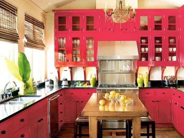 кухня красного цвета