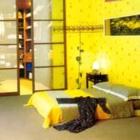 пример использования красивого желтого цвета в дизайне комнаты картинка