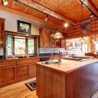пример красивого интерьера кухни в деревянном доме фото