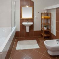 идея яркого дизайна укладки плитки в ванной комнате фото