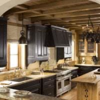 пример яркого стиля кухни в деревянном доме картинка