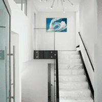 светлый дизайн лестницы в доме