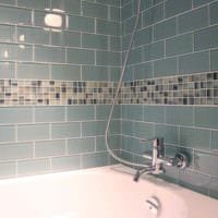 пример яркого интерьера укладки плитки в ванной комнате фото
