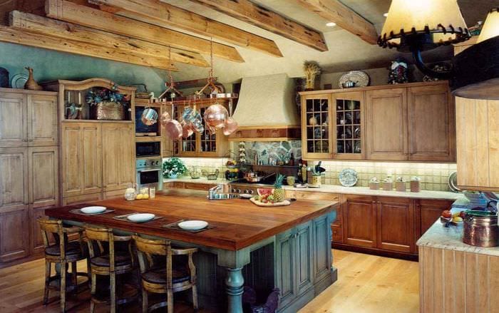 вариант необычного интерьера кухни в деревенском стиле
