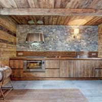 идея светлого стиля кухни в деревянном доме картинка