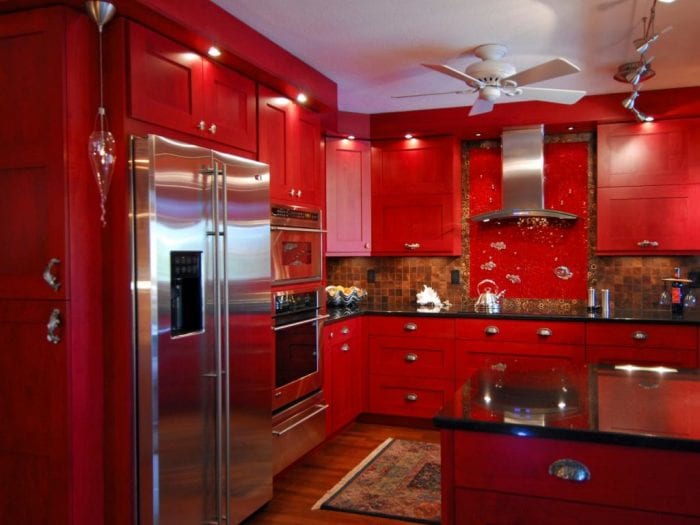ярко красная кухня