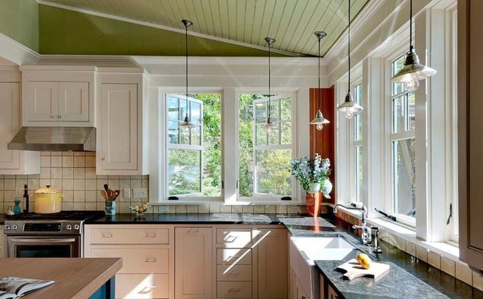 дизайн кухни с угловым окном