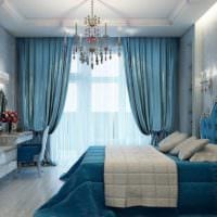дизайн маленькой спальни голубые шторы