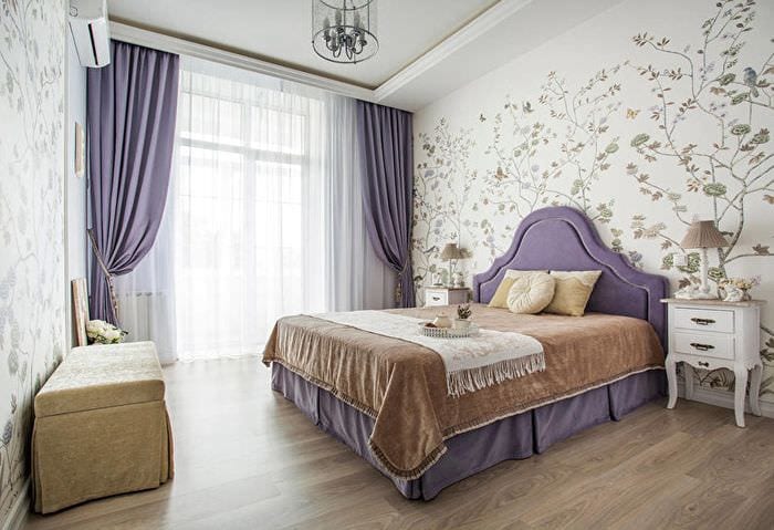 классическая спальня со шторами