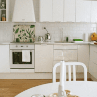 белый кухонный гарнитур светлая кухня
