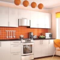 белый кухонный гарнитур с оранжевым