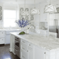 белый кухонный гарнитур в белой кухне