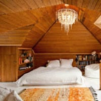 спальня в деревянном доме просторная