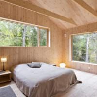 спальня в деревянном доме с окнами
