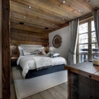 спальня в деревянном доме серо коричневые цвета