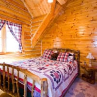 спальня в деревянном доме с занавесками