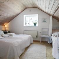 спальня в деревянном доме уютная