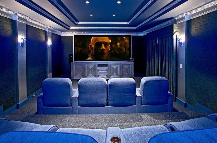 домашний кинотеатр в синем цвете