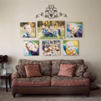 Семейные фотографии над диваном в гостиной