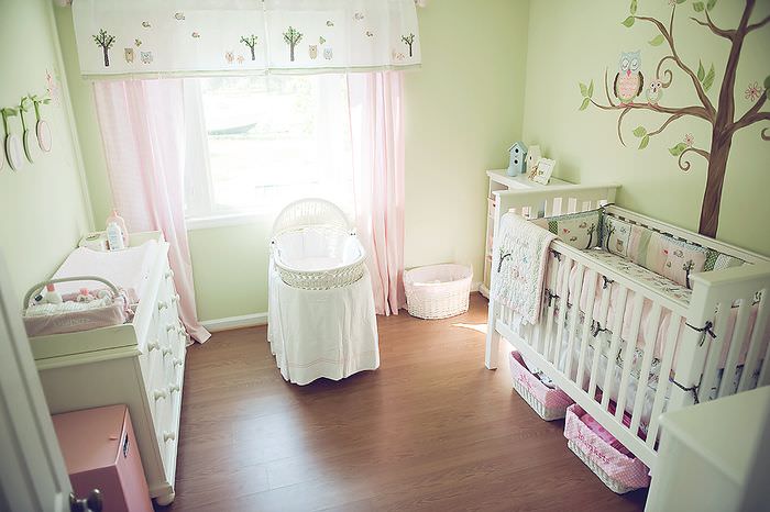 Детская кроватка и люлька в комнате для младенца
