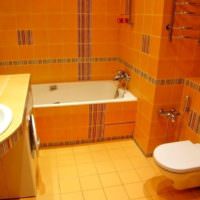 Фото интерьера совмещенного санузла в морковных оттенках