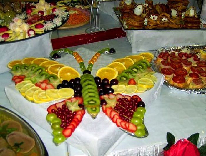 Бабочка из фруктов в оформлении свадебного стола