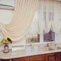 пример необычного интерьера окна на кухне картинка