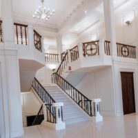идея необычного интерьера лестницы в честном доме фото