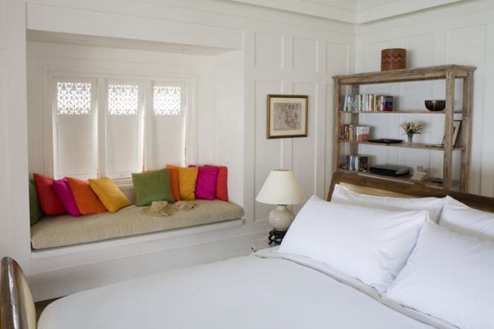 Яркие подушки в качестве декора для спальни площадью в 12 кв метров