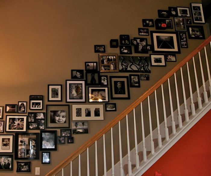 Коллаж из фотографий в оформлении стены над лестницей