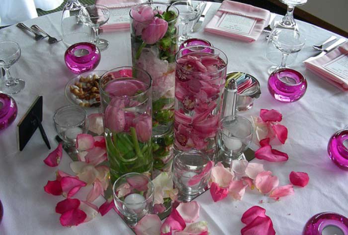 Лепестки роз в оформлении свадебного стола