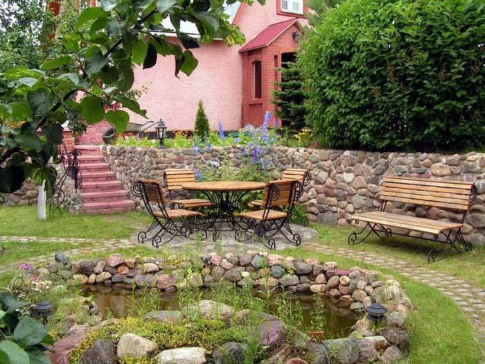 Место для отдыха в саду и подпорная стенка из камня