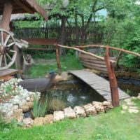 Деревянный мостик самодельным водоемом