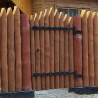 Забор из деревянных кольев вокруг садового участка