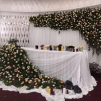 Пример оформления свадебного стола цветочными композициями