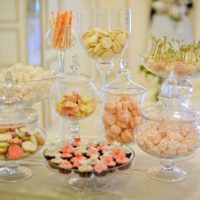 Сервировка сладостей на свадебного столе